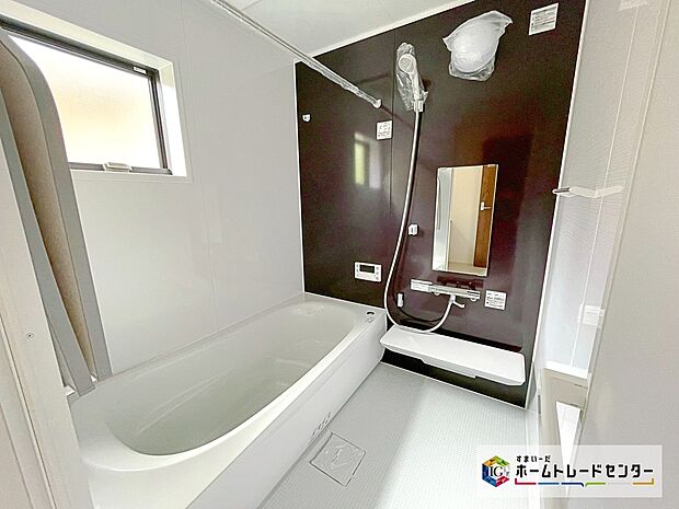 【1坪タイプバスルーム】足を伸ばして毎日の疲れを癒せる広々1坪タイプです。半身浴もでき、ゆっくりと寛げます。お子様と一緒でも快適に入浴が出来ますね。