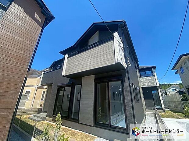 【現地外観写真】一戸建ての大きなメリットは、「自分の土地」を自由に使えること。好きなペットが飼えるほか、ガーデニングやDIY、車やバイクの手入れなど様々な趣味を楽しめます♪