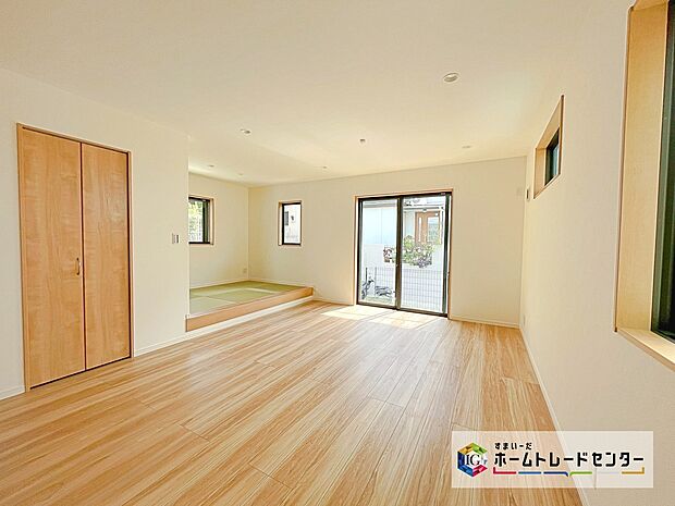 【【Low-e複層ガラス】】ペアガラスに挟まれた中空層のどちらか一方のガラス面にコーティングしたガラス。通常のペアガラスよりも断熱性に優れ、室内の居室などに採用。エアコンの費用を抑えています。