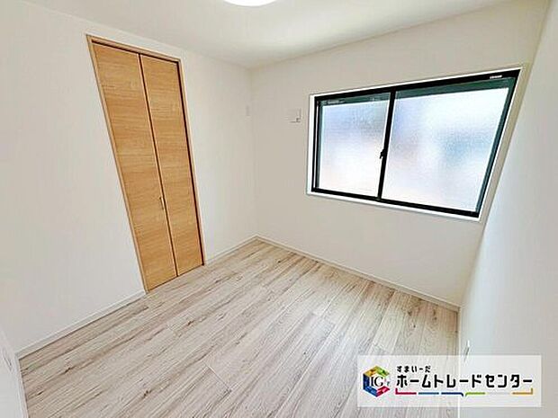 【【 洋室 】】大きな窓からたっぷりと光を取り込める明るい室内は、風通しも良く、大変居心地の良い空間となっております。爽やかな風を感じて起きる朝は、快適生活の始まりに!