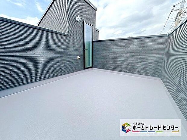 【スカイバルコニー】天体望遠鏡を置いて星空の観察、大きく広がる青空を眺めながら日光浴など、プライバシーを守りながら豊かな時を過ごせます♪