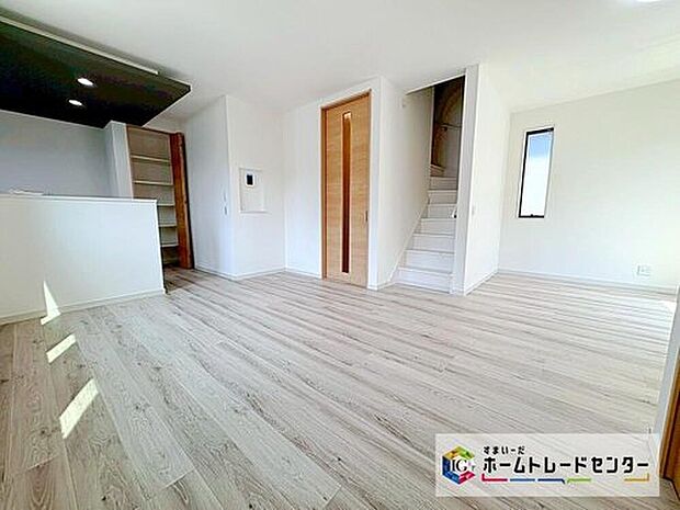 【【 リビング 】】開放感あふれるリビングです♪ゆったり寛げる充分な広さがございますので、ご家族でインテリアのレイアウトを考えるのも楽しみになりそうです♪