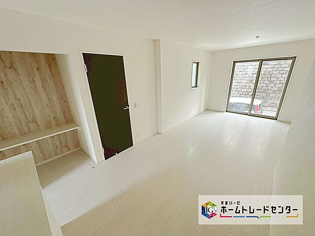 【リビング】ダイニングエリアには用途多なスタディーカウンター付のDENスペースを☆リビング学習やちょっとしたリモートなども、こちらで解決♪