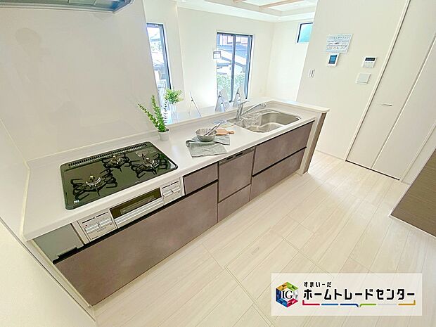 【システムキッチン】食洗機付きのシステムキッチン♪キッチン横にパントリーもあり、収納充実です!