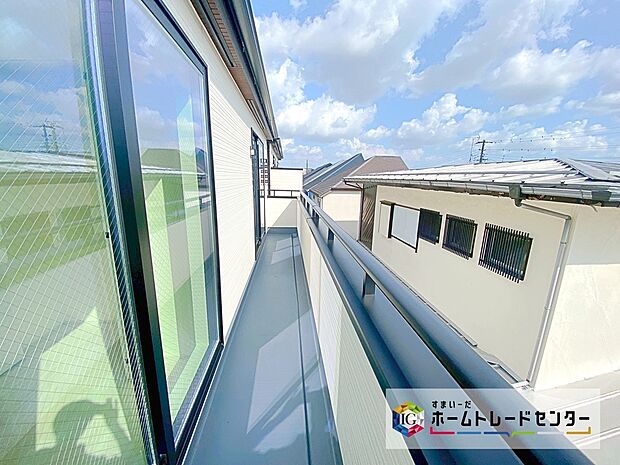 【バルコニー】2部屋より出入り可能、ワイドバルコニーです♪心地よい陽射しや暖かな風を楽しむことが出来ます♪晴れた日にはたっぷりの洗濯物や布団を干せます!