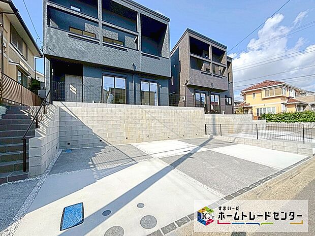 【☆カースペース☆】車種によりますが、カースペース3台分ございます!家族分の自転車の駐輪スペースとしても勿論、来客用の駐車スペースとしてもお使いいただけます。