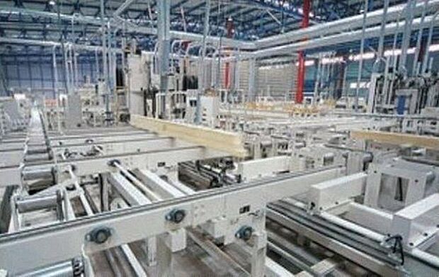 【【プレカット材】】CADで構造計算して設計されたデータを基に、コンピュータ制御で加工。その精度は職人さんなどの手加工より1.5倍もアップします。それにより品質のばらつきもなくなり、耐久性の高い高品質な構造材となり、地震に強い家づくりが可能になります。