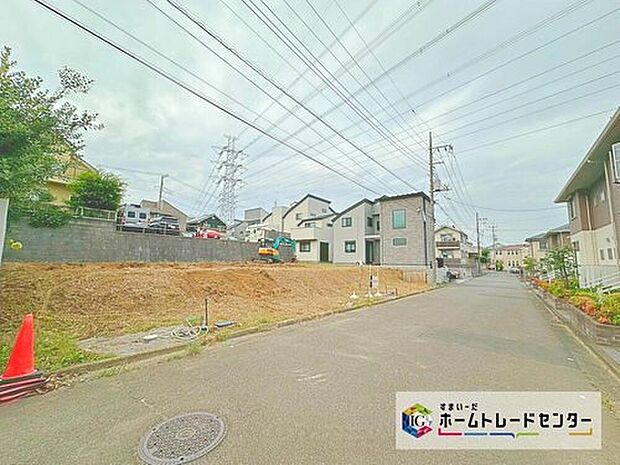 【前面道路含む現地写真】敷地面積40坪超!カースペース並列2台分ございます♪3LDKプランと4LDKプランございますので、思い描くライフスタイルに合った1棟をお選びいただけます☆
