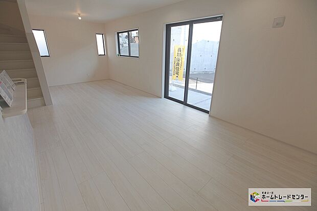 【リビング】☆ リビング ☆
折下げ天井が上質な空間を演出します☆
お洒落な雰囲気のリビングダイニングです☆