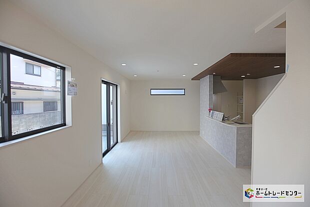 【リビング】☆ リビング ☆
お陽さまの光とさわやかな風をたっぷりとりこめます。いつも明るい印象なので気持ちの良い朝を迎えられます。ご家族と一緒に過ごす時間も、自分ひとりの時間も充実のおうち時間にしたいですね