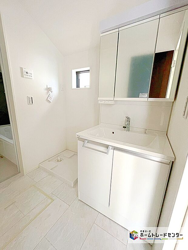 【☆洗面化粧台☆】白を基調とした爽やかなサニタリースペース。清潔感のある快適空間です。毎日の身支度も気持ち良くお使い頂けます。