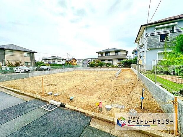 【現地外観写真】閑静な住宅街に立地します♪
小中学校が徒歩7分圏内に揃いますので、お子様の登下校も安心☆スーパー「三和」まで徒歩4分、毎日のお買い物もラクラクです♪