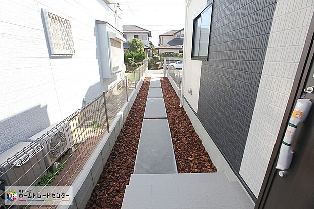 【現地外観写真】１台分の駐車スペースがございます☆
玄関までコンクリート仕上げですので、雨の日は足元が悪くなりません☆