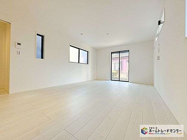 【リビング】☆ LDK ☆
大きな窓のあるリビングは、明るく解放感溢れる空間です。居心地良く、ご家族皆がゆったり寛げる憩いの空間となりそうです。