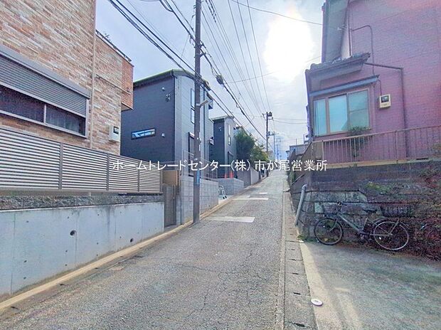 【前面道路含む現地写真】閑静な住宅街に立地!小学校・中学校が徒歩9分に揃いますので、子育て環境も良好です♪