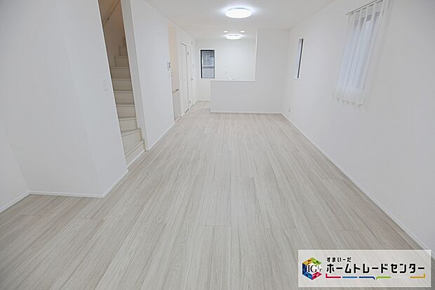 【☆ リビング ☆】広々とした開放感あふれるリビングです。ゆったり寛げる充分な広さがございますので、ご家族でインテリアのレイアウトを考えるのも楽しみになりそうです。