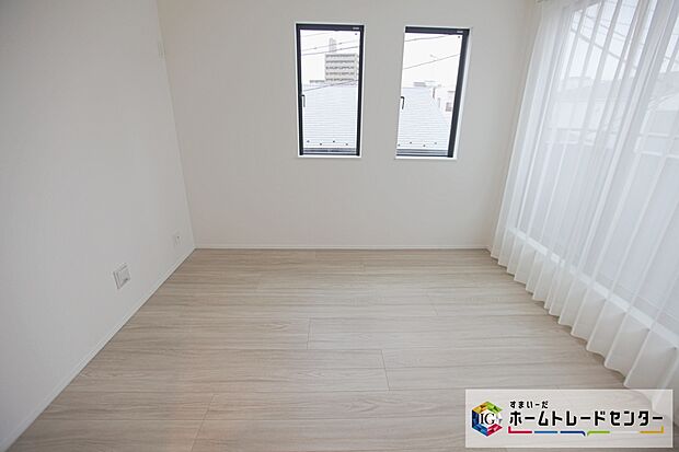 【☆ 居室 ☆】2面採光を確保した明るい室内は、風通しも良く、大変居心地の良い空間となっております。爽やかな風を感じて起きる朝は、快適生活の始まりに!