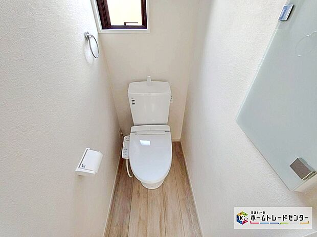 【【トイレ】】窓付きのトイレスペース。陽射し差し込む明るい空間となっております。また、換気環境も良好です。