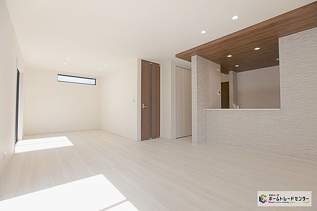 【リビング】自然光がたっぷり室内に降り注ぎ、居心地のよいリビング。ご家族の楽しい笑い声が聞こえてきそうです。