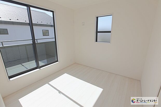 【洋室】たっぷりの収納をご用意しております!居室の全空間を有効活用でき、いつでもお部屋をすっきりとお使い頂けます♪自分好みのお部屋で、ゆったりお寛ぎ頂けますよ!