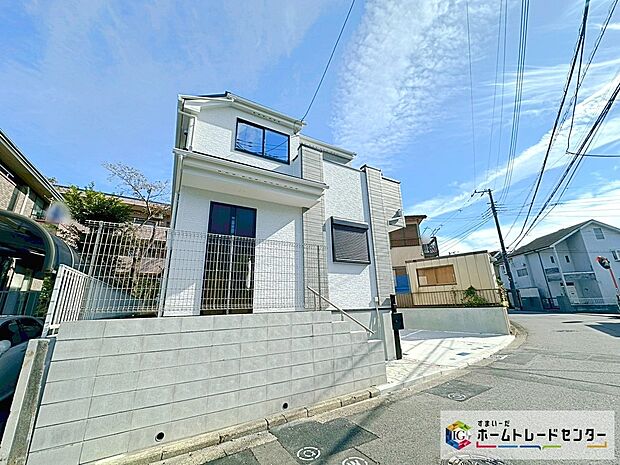 【前面道路含む現地写真】閑静な住宅街に立地します!前面道路は開放感溢れる6.5m幅、陽当たり・通風良好です♪