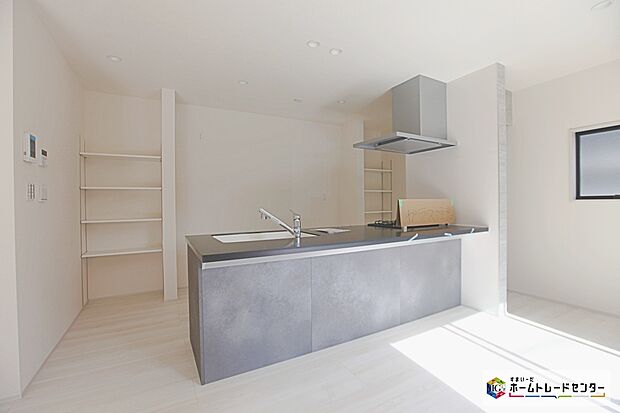 【キッチン】☆　キッチン　☆
リビング全体が見渡せる食洗機付きのカウンターキッチン☆
家族みんなで料理できるスペースがございます♪