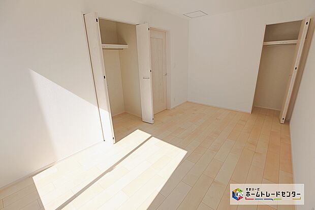 【洋室】充分な広さの収納を備え、採光良好な洋室は、快適空間。プライベートの時間もゆったりお寛ぎ頂けそうです。