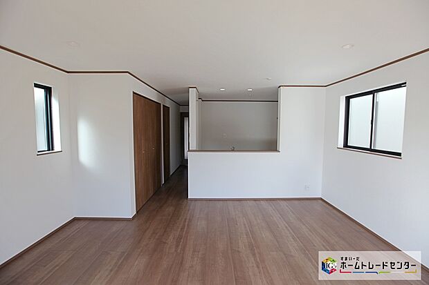 【リビング】☆　リビング　☆
床暖房付きリビング☆冬は足元からポカポカ暖かい！標準設備なのが嬉しいですね☆