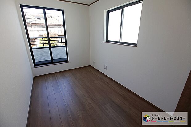 【洋室】穏やかな光が差し込む室内には、穏やかな時間が流れます。休日には、落ち着いた空間で自分の趣味を楽しむのはいかがですか。