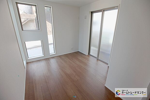 【洋室】１階と2階の両方にお部屋があるので１階を客室や物置として使ったり、家族で居住スペースを分けるなど、ライフスタイルに合わせて使い分けていただけます。