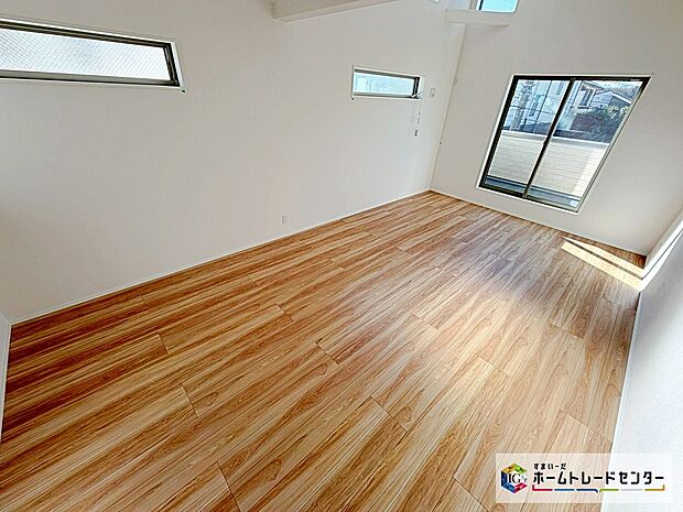 【リビング】☆　リビング　☆
広々としたLDKに、自分好みのインテリアでレイアウト。季節ごとに模様替えなども、楽しみの一つとなりそうです。