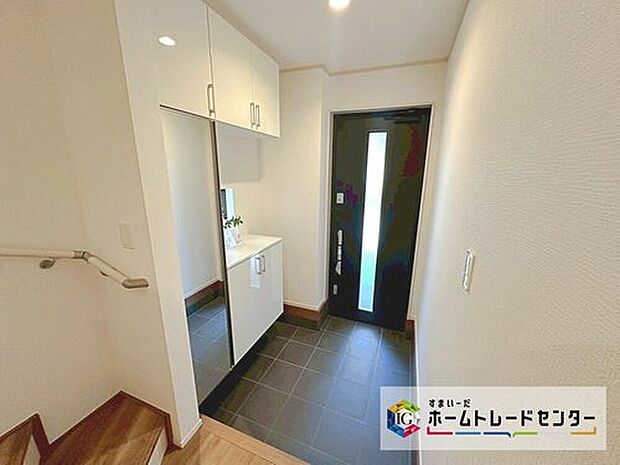 【☆　玄関　☆】家の中でお客様を迎える最初の場所である玄関は、家の印象そのものです！豊富な玄関収納で、常に綺麗に保つことが出来ます♪