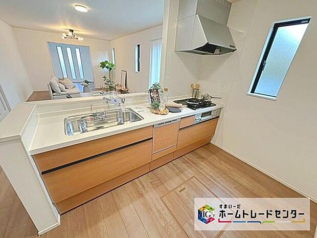 【☆　食洗機付　キッチン　☆】窓付きの明るく爽やかなキッチンスペースです♪人工大理石トップのシステムキッチン。見栄えもよくお手入れもスムーズに出来ます。豊富な収納力もございます♪


