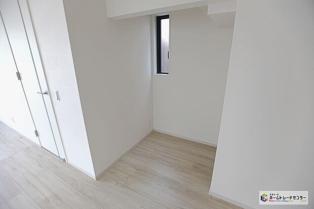 【リビング】全棟、仕事にも趣味にもマルチに使える万能スペースが1階にございます☆