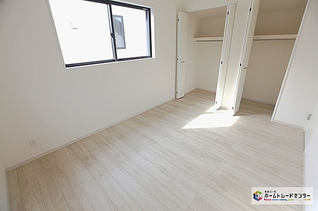 【洋室】お陽さまの光をさわやかな風をたっぷりとりこめます。室内はいつも明るい印象なので気持ちの良い朝を迎えられます。毎日の生活も明るくなりそうです。