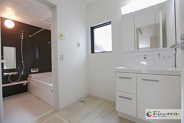 【サニタリースペース】白を基調とした爽やかなサニタリースペース。清潔感のある快適空間です。毎日の身支度も気持ち良くお使い頂けます。