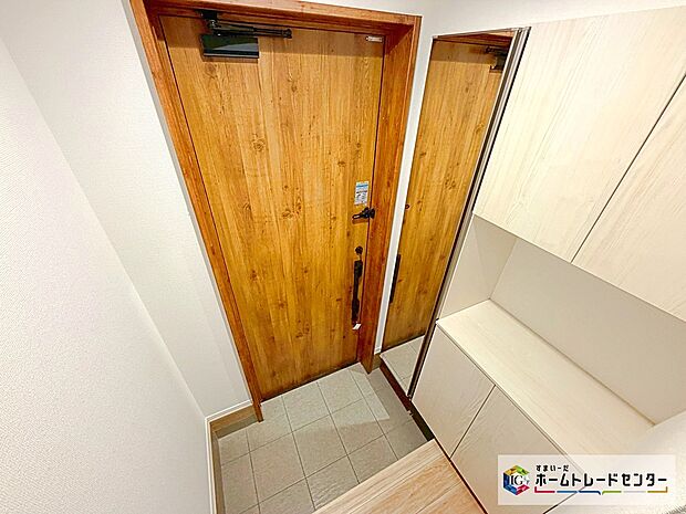 【玄関】☆　玄関　☆
玄関収納を採用。多くの靴を収納できる上、飾り棚を利用して、お越しいただくお客様をおもてなしできます。