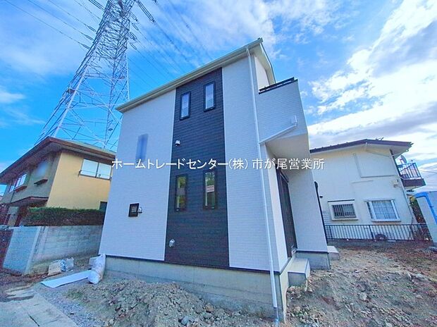 【現地外観写真】敷地面積６３坪！カースペース並列２台分＆広々お庭スペース付♪
リビング１６帖、ゆとりの４LDKプランです☆