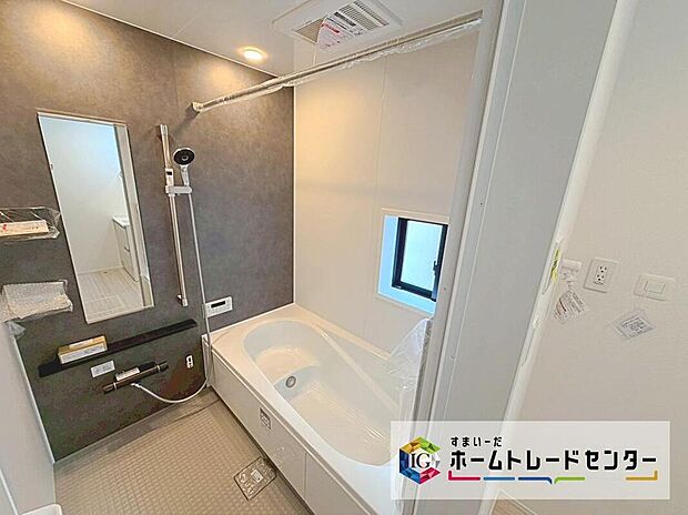 【浴室】窓付きのバスルームは、採光もあり明るく気持ちの良い空間です。窓があることで、換気環境も良好。掃除もスムーズに出来ます。