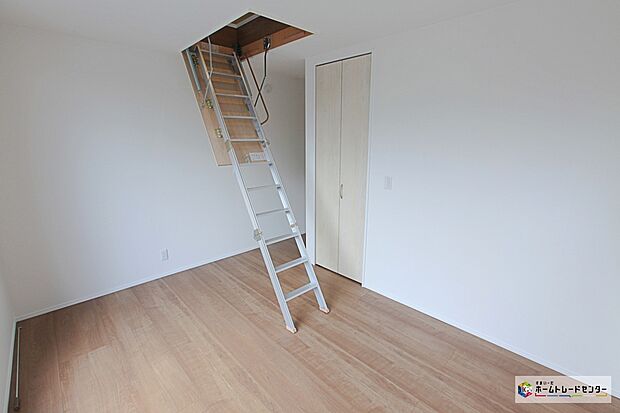 【☆　洋室　☆】屋根裏収納へのはしごです。普段はしまって置けるので場所はとりません☆思い出や季節ものを収納できて便利です☆