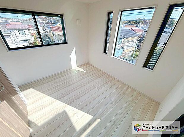 【洋室】２面採光を確保した明るい室内は、風通しも良く、大変居心地の良い空間となっております。爽やかな風を感じて起きる朝は、快適生活の始まりに！