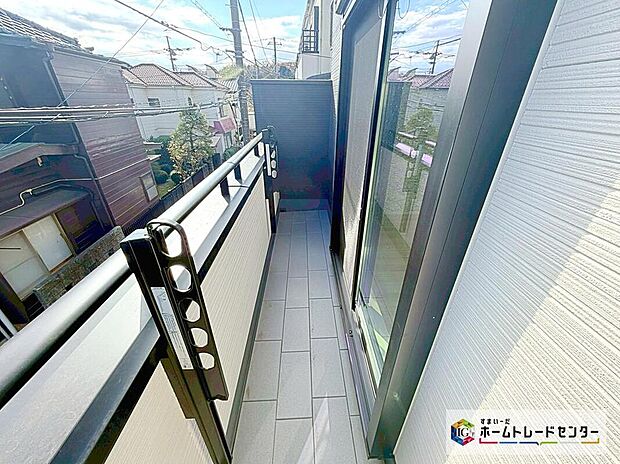【バルコニー】☆　バルコニー　☆
バルコニーを２・３階に設置！
晴れた日にはたっぷりのお洗濯ものを干すことができますね♪