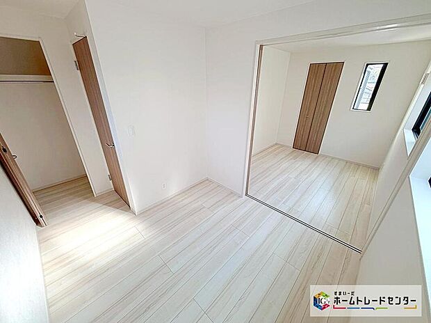 【洋室】3階の洋室は扉で仕切ることができます☆
4.6帖と4.5帖のセパレートまたは9帖以上の一部屋に。様々な使用方法ができて便利です☆