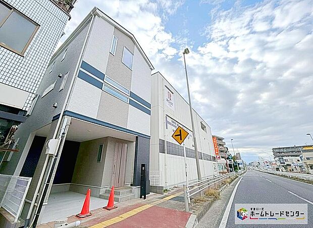 【前面道路含む現地写真】リビング広々１７．８９帖！主寝室は広々８．２６帖、ゆったりお過ごしいただける３LDKプラン☆パントリ―やウォークインクローゼットなど収納も豊富です！