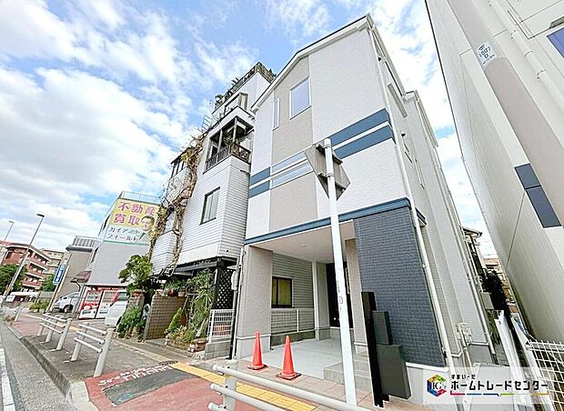 【現地外観写真】建物の前が広く開放感のある現地☆前面道路は２２ｍ公道で、採光・通風良好♪歩道もございますので、お家での出入りも安心ですね☆