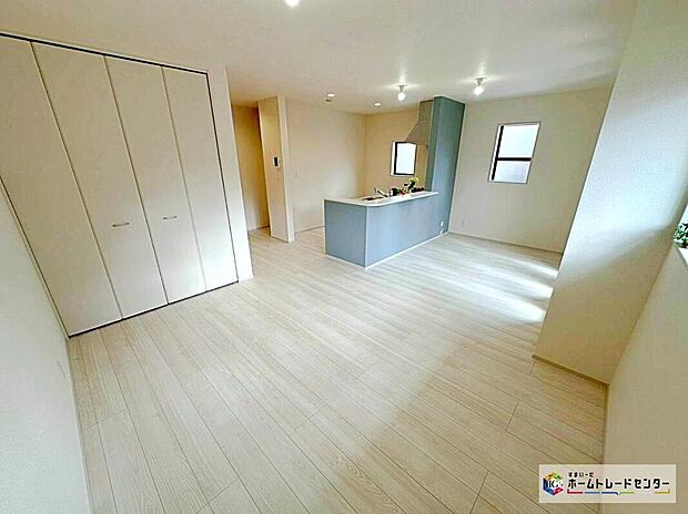 【リビング】リビングには収納がございます。散らかりがちなリビングがスッキリ片付きます☆