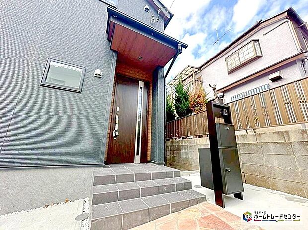 【宅配ボックス】宅配ボックスも完備しているので宅配便の受け取りを気にする煩わしさがありません。