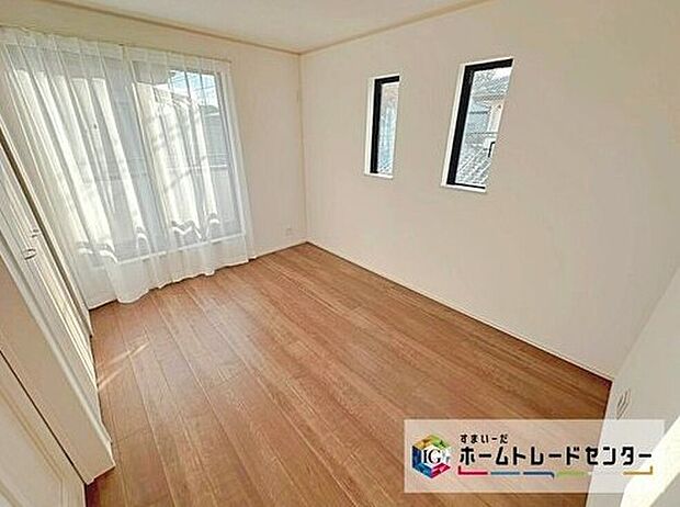 【リビング以外の居室】居室すべて明るい南向きです☆
更に２面採光で明るいお部屋となっております。