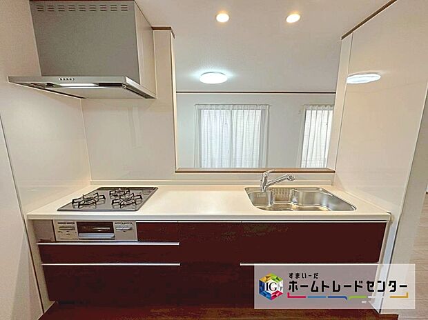 【システムキッチン】見栄えもよくお手入れもスムーズに出来ます。豊富な収納力もございますので、キッチンスペースをスッキリとお使い頂けそうです。