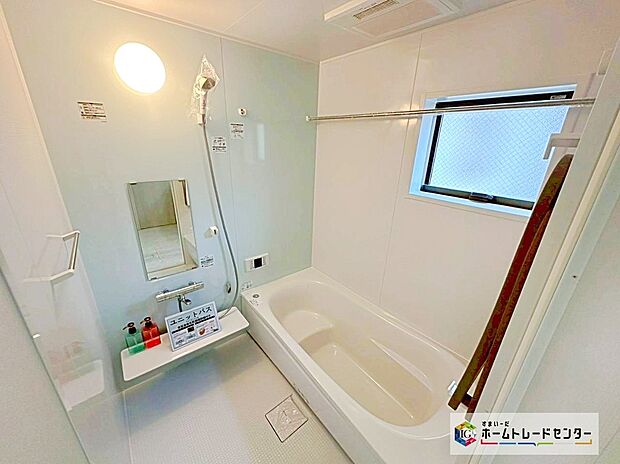 【1坪タイプバスルーム】足を伸ばして毎日の疲れを癒せる広々1坪タイプです。半身浴もでき、ゆっくりと寛げます。お子様と一緒でも快適に入浴が出来ますね。